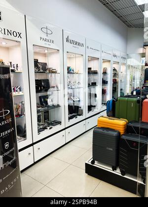 Lemberg, Ukraine - 13. Februar 2025: Markenprodukte werden in Glasschränken und Koffern in einem Einzelhandelsgeschäft präsentiert. Stockfoto