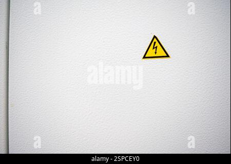 Warnschild für Hochspannung an elektrischen Betriebsmitteln. Ein Schild über einer Tür Stockfoto