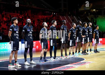 Turin, Italien, Italien. Februar 2025. Turin, Italien - 13. Februar 2025, INALPI Arena: . Trapani Shark-Pallacanestro Trieste Lega Basket LBA Frecciarossa Finale Acht, Spiel zwischen Dolomiti Energia Trentino und UNAHOTELS Reggio Emilia in der Inalpi Arena am 13. Februar 2025 in Turin. (Kreditbild: © Tonello Abozzi/Pacific Press via ZUMA Press Wire) NUR REDAKTIONELLE VERWENDUNG! Nicht für kommerzielle ZWECKE! Stockfoto