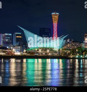 Nachtansicht auf den Kobe Port Tower und Meriken Park, Uferpromenade von Kobe City in der Präfektur Hyogo in Japan am 11. November 2017 Stockfoto