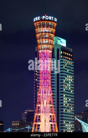 Nachtansicht auf den Kobe Port Tower und Meriken Park, Uferpromenade von Kobe City in der Präfektur Hyogo in Japan am 11. November 2017 Stockfoto