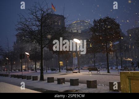 13. Februar 2025, Berlin: Reichstagsgebäude bei Schneefall. Foto: Sarah Knorr/dpa Stockfoto
