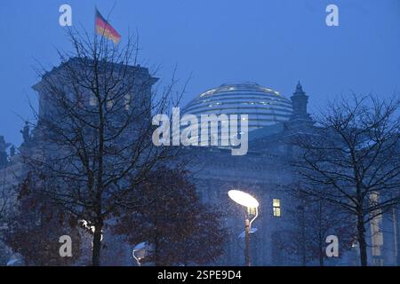 13. Februar 2025, Berlin: Reichstagsgebäude bei Schneefall. Foto: Sarah Knorr/dpa Stockfoto