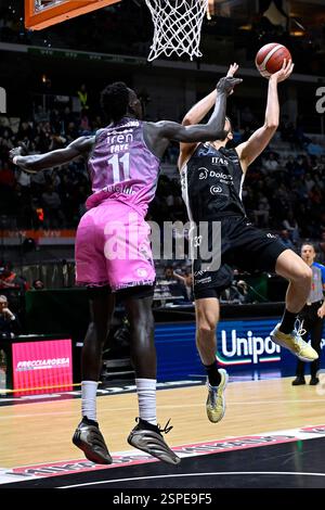 Turin, Italien, Italien. Februar 2025. Turin, Italien - 13. Februar 2025, INALPI Arena: . Eigirdas Zukauskas #33 (Dolomiti Energia Trentino) in Aktion beim Lega Basket LBA Frecciarossa Final Acht, Spiel zwischen Dolomiti Energia Trentino und UNAHOTELS Reggio Emilia in der Inalpi Arena am 13. Februar 2025 in Turin. (Kreditbild: © Tonello Abozzi/Pacific Press via ZUMA Press Wire) NUR REDAKTIONELLE VERWENDUNG! Nicht für kommerzielle ZWECKE! Stockfoto
