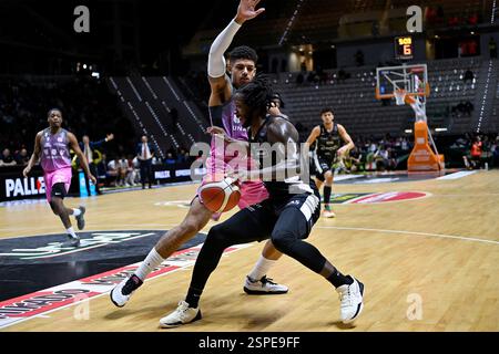 Turin, Italien, Italien. Februar 2025. Turin, Italien - 13. Februar 2025, INALPI Arena: . Myles Cale #3 (Dolomiti Energia Trentino) in Aktion beim Lega Basket LBA Frecciarossa Final Acht, Spiel zwischen Dolomiti Energia Trentino und UNAHOTELS Reggio Emilia in der Inalpi Arena am 13. Februar 2025 in Turin. (Kreditbild: © Tonello Abozzi/Pacific Press via ZUMA Press Wire) NUR REDAKTIONELLE VERWENDUNG! Nicht für kommerzielle ZWECKE! Stockfoto