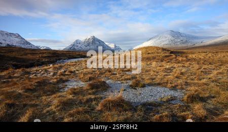 Rannoch Moor und die schneebedeckten Hügel in Glencoe in den schottischen Highlands. Stockfoto