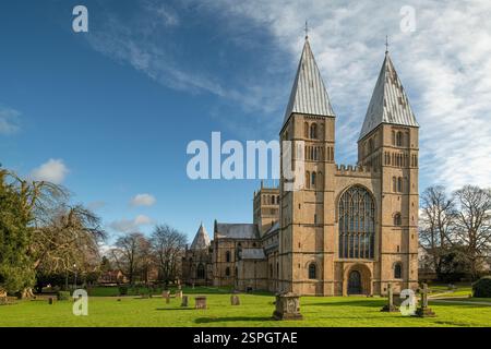 Southwell Cathedral vom Old Cemetery aus gesehen. Stockfoto