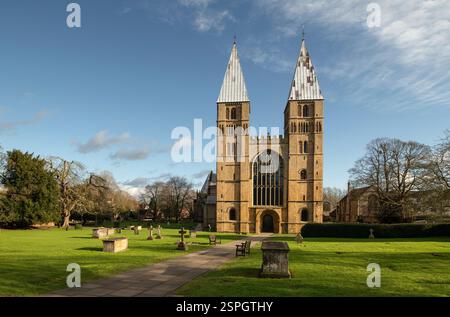 Southwell Cathedral vom Old Cemetery aus gesehen. Stockfoto