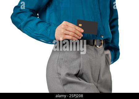Moderne Geschäftsfrau mit schwarzer Premium-Kreditkarte auf weißem Hintergrund. Digitale Unternehmensfinanzierung, Mock Up Stockfoto