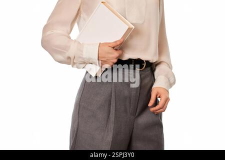 Frau in weißem Hemd, die Buch isoliert auf weißem Hintergrund hält Stockfoto