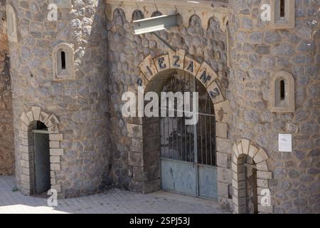 Eine Nahaufnahme erfasst einen verwitterten Steinbogen mit komplizierten Details Stockfoto