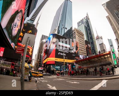 Die Werbung für die Social-Media-Plattform TikTok wurde am Sonntag, den 2. Februar 2025, auf dem Times Square in New York mit den Grammy Awards ausgezeichnet. (© Richard B. Levine) Stockfoto