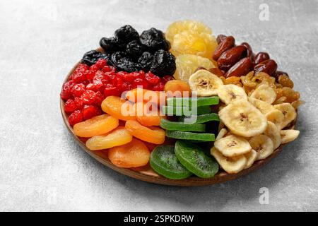 Verschiedene getrocknete Früchte auf grauem Tisch, Nahaufnahme Stockfoto