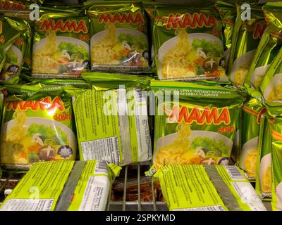 Nahaufnahme zahlreicher Pakete mit Mama Instant Nudeln, Gemüsegeschmack. Grüne Verpackung zeigt Nudelbild und Markennamen. Nährwertangaben Stockfoto