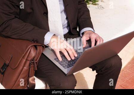 Hände eines nicht erkennbaren Reifen Mannes mit Laptop Stockfoto