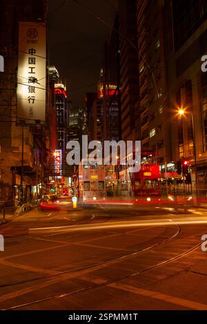 Nacht Schuss von Hong Kong HK viktorianischen Straßenbahn Zentralsystem. Straßenbahn Station in diesem Weitwinkeleinstellung zeigt die leere Straße. Stockfoto