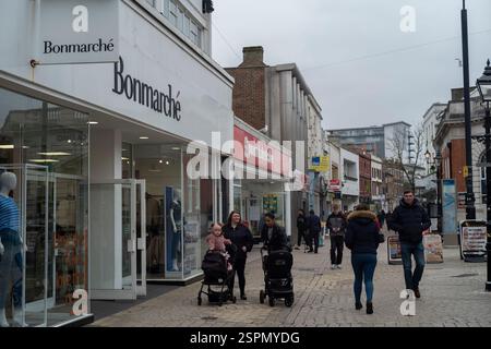 Poole High Street in Dorset, da die High Street in diesem Monat aufgrund von Rachel Reeves Geschäftssteuer- und NI-Erhöhungen von Mitarbeitern von Ladenschließungen betroffen ist. Stockfoto