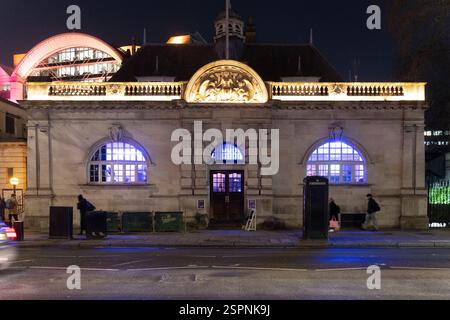 Nachtblick auf Hungerford House Pub, London, Großbritannien. Beleuchtete Bogenfenster und Straßenszene. Stockfoto