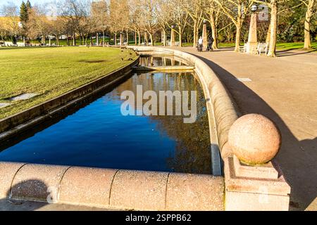 Blick auf einen Wassergraben rund um den Bellevue City Park in Bellevue, Washington. Stockfoto