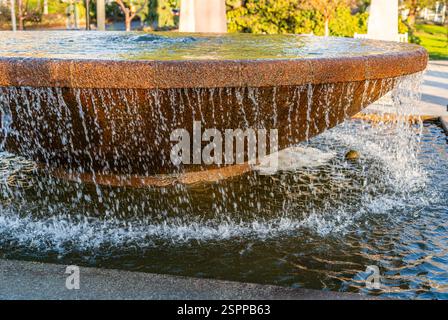 Eine Nahaufnahme eines Springbrunnens im Bellevue City Park in Bellevue, Washington. Stockfoto