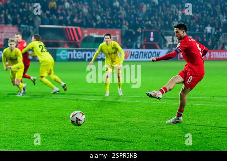 Enschede, Niederlande. Februar 2025. ENSCHEDE, Stadion Grolsch Veste, 13.02.2025, Saison 2024/2025, Europa League während des Spiels Twente - Bodo/Glimt FC Twente Spieler Ricky van Wolfswinkel erzielt 2-1 Credit: Pro Shots/Alamy Live News Stockfoto