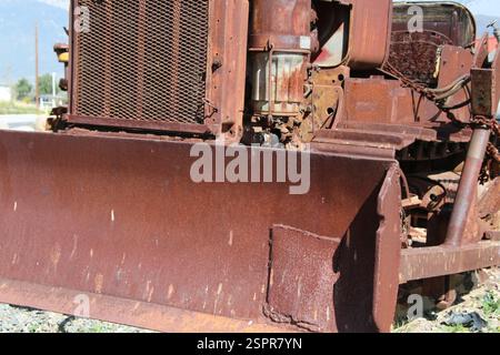 Ein alter, gut gebrauchter, verrosteter Bulldozer, jetzt verlassen. Stockfoto