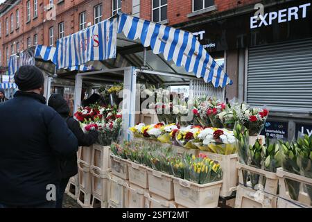 Dublin, Irland - 14. Februar 2025 - ein Blumenstand mit Rosen und anderen Blumen auf der Moore Street an einem nassen Valentinstag in Dublin Stockfoto