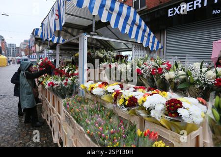 Dublin, Irland - 14. Februar 2025 - ein Blumenstand mit Rosen und anderen Blumen auf der Moore Street an einem nassen Valentinstag in Dublin Stockfoto