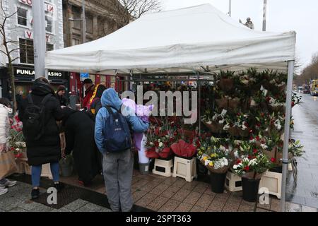 Dublin, Irland - 14. Februar 2025 - ein Blumenstand mit Rosen und anderen Blumen auf der O'Connell Street an einem nassen Valentinstag in Dublin Stockfoto