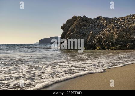 Landschaft mit großen Felsen am Sandstrand Stockfoto