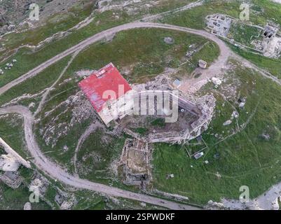 Von oben nach unten geordneter Blick auf Castillo de la Estrella, Sternschloss in Teba, Spanien mit großem quadratischen Donjon, Felsvorsprüngen Stockfoto
