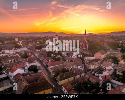 Blick auf den Sonnenuntergang von Szentendre, charmante touristische Kleinstadt in Ungarn in der Nähe der Donau, orthodoxe griechische Kirche, farbenfroher dramatischer Himmel Stockfoto