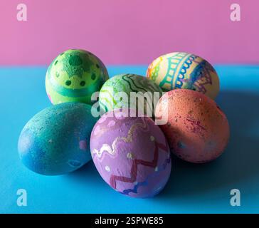 Gruppe von handbemalten Ostereiern. Pastellhintergrund Stockfoto