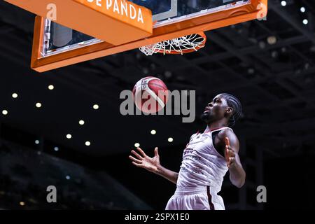 Turin, Italien. Februar 2025. Fabe Brown #44 von Trapani Shark dunks während des LBA Frecciarossa Final Acht 2025 Viertelfinalspiels zwischen Trapani Shark und Pallacanestro Trieste in der Inalpi Arena. Endergebnis Trapani Shark 72 | 74 Pallacanestro Trieste Credit: dpa/Alamy Live News Stockfoto