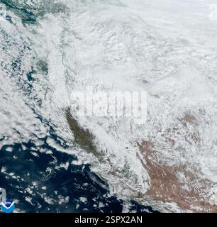 Westküste, Kalifornien, USA. Februar 2025. Wintersturm trifft die Westküste. Die Schutt-Ströme, die vom stärksten atmosphärischen Fluss der Saison hervorgebracht wurden, fegten ein Auto von einem südkalifornischen Highway in den Ozean und ließen die Straßen in Schlamm versinken. Während die starken Regenfälle durch den Sturm, der die Region traf, am Donnerstagabend nachließen, setzte sich das Risiko von Felsen und Erdrutschen auf den von Wildfeuern verzeichneten Hängen am Freitag fort, da gefährliche Rutschen auch nach dem Ende des Regens auftreten können, insbesondere in verbrannten Gebieten, in denen die Vegetation, die den Boden verfestigt, verbrannt hat. (Kreditbild: © NOAA/ZUMA Pre Cred Stockfoto