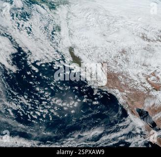 Westküste, Kalifornien, USA. Februar 2025. Wintersturm trifft die Westküste. Die Schutt-Ströme, die vom stärksten atmosphärischen Fluss der Saison hervorgebracht wurden, fegten ein Auto von einem südkalifornischen Highway in den Ozean und ließen die Straßen in Schlamm versinken. Während die starken Regenfälle durch den Sturm, der die Region traf, am Donnerstagabend nachließen, setzte sich das Risiko von Felsen und Erdrutschen auf den von Wildfeuern verzeichneten Hängen am Freitag fort, da gefährliche Rutschen auch nach dem Ende des Regens auftreten können, insbesondere in verbrannten Gebieten, in denen die Vegetation, die den Boden verfestigt, verbrannt hat. (Kreditbild: © NOAA/ZUMA Pre Cred Stockfoto