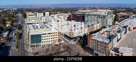 Panoramablick über die Drohne auf die Innenstadt von Sunnyvale mit modernen Wohnhäusern und Geschäftsgebäuden. Stockfoto