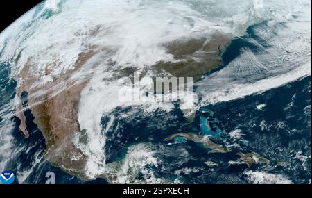 Westküste, Kalifornien, USA. Februar 2025. Wintersturm trifft die Westküste. Die Schutt-Ströme, die vom stärksten atmosphärischen Fluss der Saison hervorgebracht wurden, fegten ein Auto von einem südkalifornischen Highway in den Ozean und ließen die Straßen in Schlamm versinken. Während die starken Regenfälle durch den Sturm, der die Region traf, am Donnerstagabend nachließen, setzte sich das Risiko von Felsen und Erdrutschen auf den von Wildfeuern verzeichneten Hängen am Freitag fort, da gefährliche Rutschen auch nach dem Ende des Regens auftreten können, insbesondere in verbrannten Gebieten, in denen die Vegetation, die den Boden verfestigt, verbrannt hat. (Kreditbild: © NOAA/ZUMA Pre Cred Stockfoto