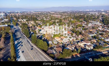 Luftaufnahme eines Vorstadtviertels in Sunnyvale, Kalifornien in der Nähe der S Mathilda Ave. Stockfoto