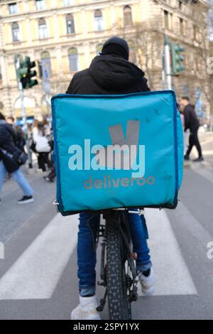 Lieferdienstmitarbeiter, der die Lieferung durchführt, Deliveroo in Mailand, Italien Stockfoto