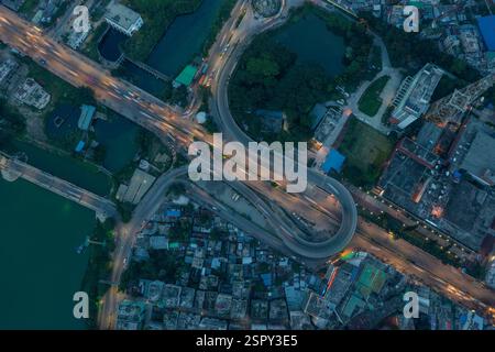 Ein Blick aus der Luft auf Dhaka in der Dämmerung, der die lebhaften Farben der Stadtlandschaft in einer der am dichtesten besiedelten Städte der Welt zeigt. Dhaka, Ban Stockfoto