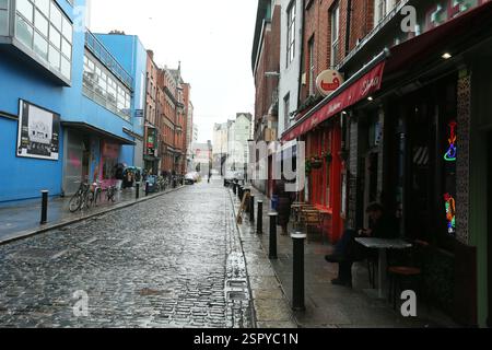 Dublin, Irland - 14. Februar 2025 - Essex Street in Temple Bar an einem nassen Tag in Dublin, Irland, mit dem Restaurant „Falafel“ Stockfoto