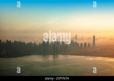 Skyline von Dubai im Morgennebel Stockfoto