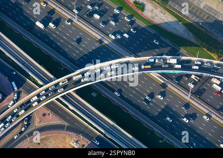 Highway, Blick von oben auf erhöhte Straßen und Verkehrsknotenpunkte in Dubai Stockfoto