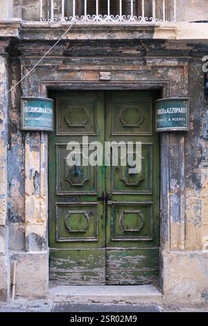 Alte rustikale Holztür des Hauses in Valletta Stockfoto