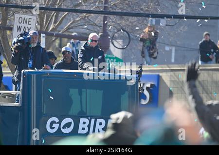 Philadelphia, Usa. Februar 2025. Jeffrey Lurie, Philadelphia Eagles. Der Besitzer beobachtet, wie Fans die South Broad Streets säumen, während sich am 14. Februar 2025 Tausende zur Super Bowl LIX Championship Parade in Center City Philadelphia, PA, USA, versammeln. Teammitglieder, Trainer und Beamte feiern auf einem Sightseeing-Bus, der vom Stadionkomplex in Richtung Rathaus fährt, um eine offizielle Zeremonie in den Art Museum Steps zu beenden. (Foto: Bastiaan Slabbers/SIPA USA) Credit: SIPA USA/Alamy Live News Stockfoto