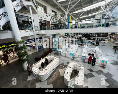 Lviv, Ukraine - 13. Februar 2025: Offenes Innere des Einkaufszentrums Victoria Gardens mit Schmuckausstellungen, Geschäften und dekorativen architektonischen Elementen. Stockfoto