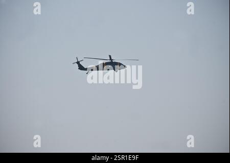 Black Hawk Hubschrauber, der hoch über dem Himmel schwebt. Militärflugzeuge für Transport und Unterstützung in Südkorea. Symbol der Macht und des Schutzes i Stockfoto