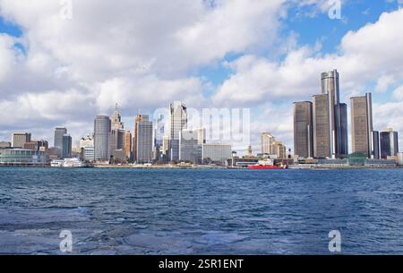 Detroit, Michigan USA Skyline, aufgenommen am 29. Januar 2025, von Windsor, Ontario, Kanada über den Detroit River und beinhaltet das neue Hudson-Gebäude. Stockfoto