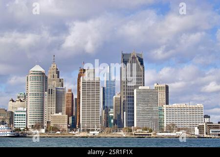 Detroit, Michigan USA Skyline, aufgenommen am 29. Januar 2025, von Windsor, Ontario, Kanada über den Detroit River und beinhaltet das neue Hudson-Gebäude. Stockfoto